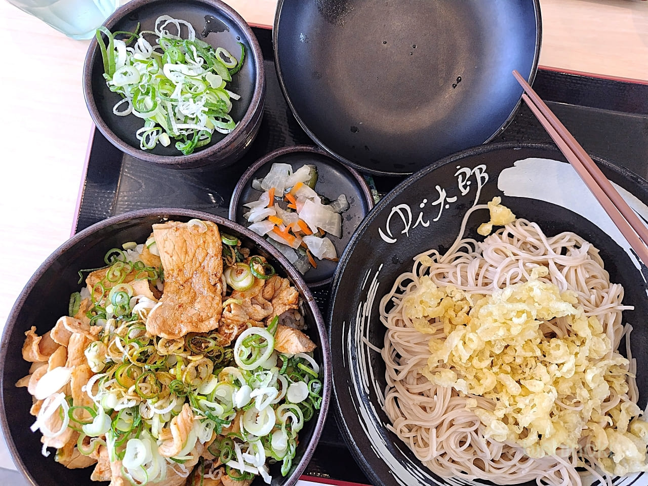 満腹薬味ねぎ豚丼セット（冷たい蕎麦）