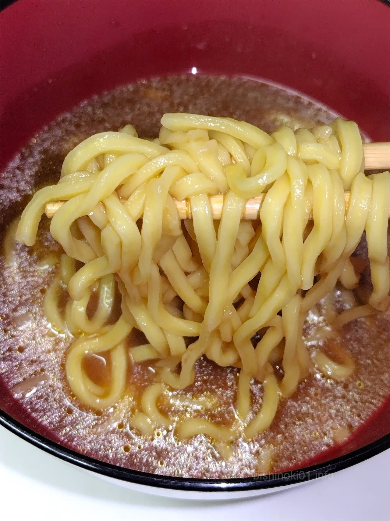 豚骨醤油のスープと超極太麺