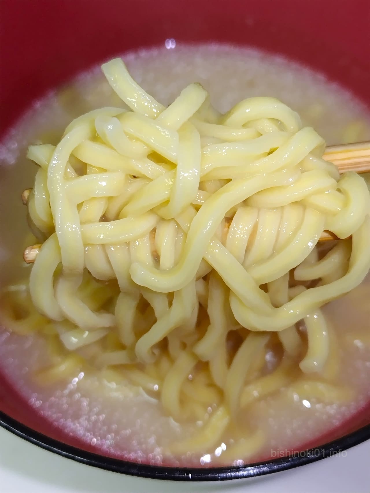 鶏白湯のスープと超極太麺